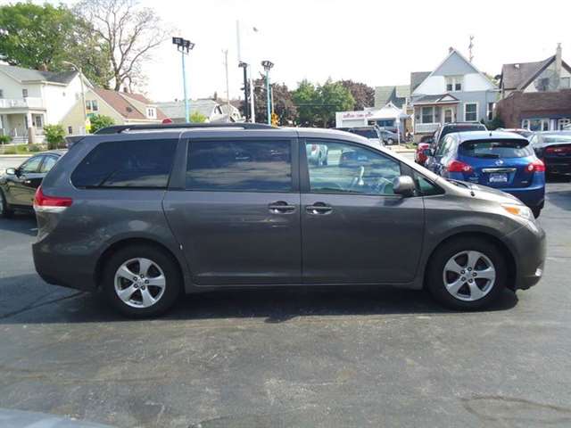 2011 Toyota Sienna LE 8-Passenger 4dr Mini-Van V6